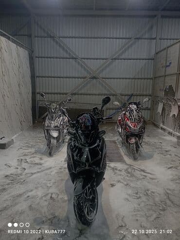 Линолеум: Скутеры (Q-Maxs-скутеры) городского класса - Два скутера с обтекаемым — 2