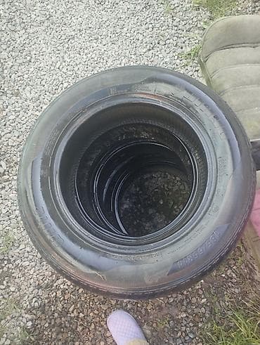 Комплект из четырех шин размером 185/65R14. Шины имеют четкий