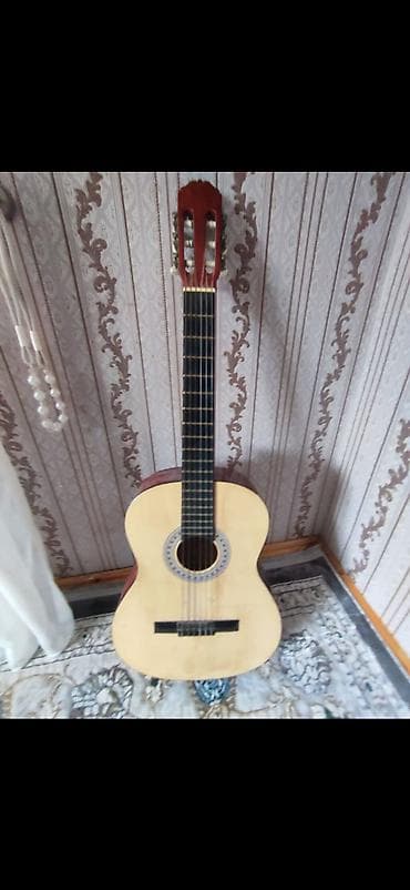 Классическая акустическая гитара 4/4 - Тип: классическая (нилоновые