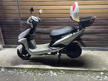 мото урал: Электроскутер городского типа, белый цвет, с жестким кофром на — 1