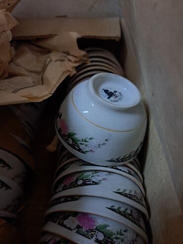 кухонный разделочный стол: Продаю посуду разную. Тарелки по 80 сом пялушки по 40 сом термос — 6