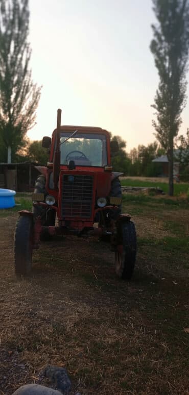 шинный центр бишкек цены: Красный трактор МТЗ, оснащенный кабиной для оператора, предназначен — 1