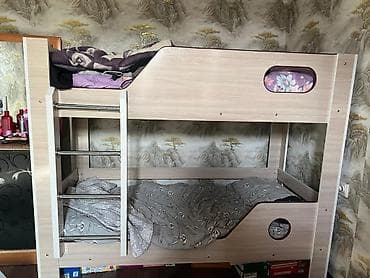 двух яростный кровати: Двухъярусная кровать, светлого древесного оттенка. Особенности: - Два — 1