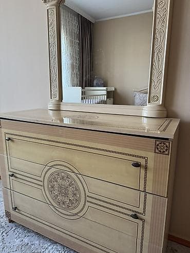 шкаф с зеркалом: Спальный гарнитур в классическом стиле, цвет – светлая слоновая кость — 1