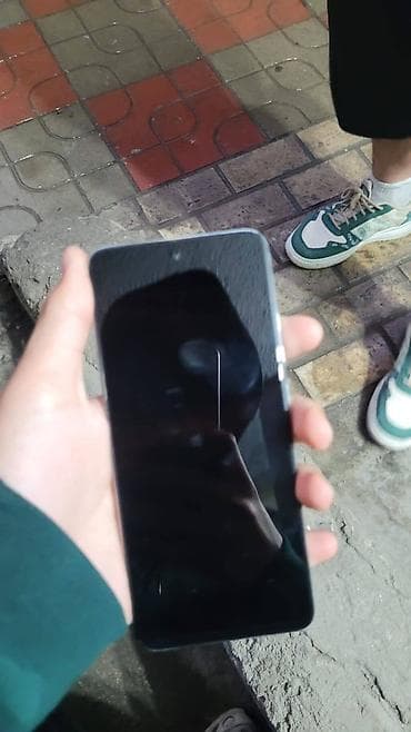 apple iphone 5s 32: Смартфон с плоскими гранями и нижним модулем: разъём USB‑C, основной — 5