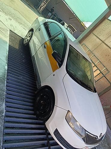 Транспорт: Skoda Rapid: 2016 г., 1.6 л, Автомат, Бензин, Седан — 3