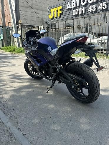 левый пуль: Спортивный мотоцикл класса «спорт» в фиолетово‑черном окрасе — 4