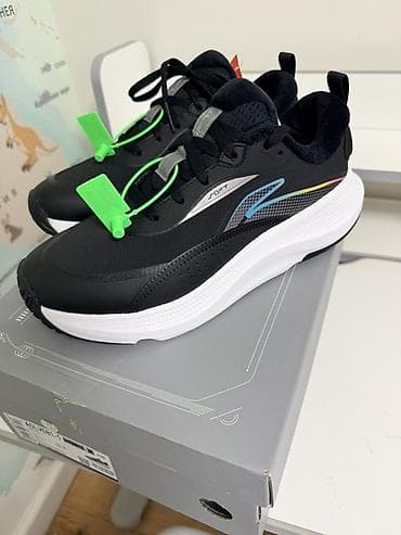 Новые Кроссовки спортивные, черные с белой массивной подошвой и