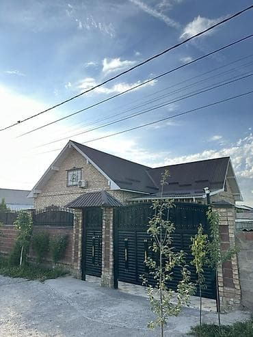 Дома: Продается кирпичный дом с благоустроенным двором. Основные — 2