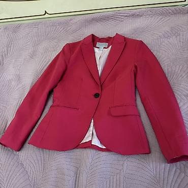 Женский приталенный жакет насыщенного розово‑малинового цвета