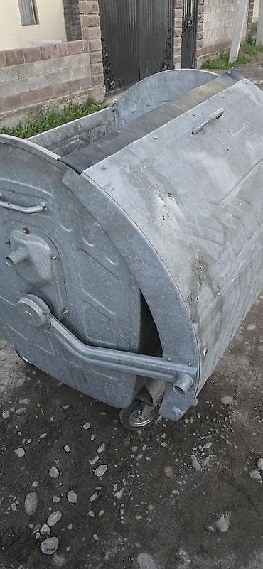 кантанер: Металлический контейнер для ТКО на колесах. - Объем: примерно 2 м³ — 3