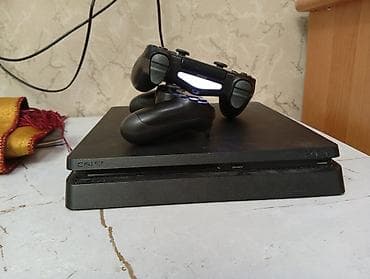 helldivers 2: PlayStation 4 Slim с двумя беспроводными геймпадами DualShock 4. - — 1