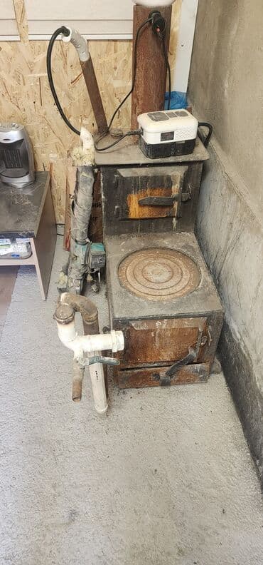 Печь на дровах, выполненная из металла, оснащена варочной поверхностью at lalafo.kg Печь на дровах, выполненная из металла, оснащена варочной поверхностью