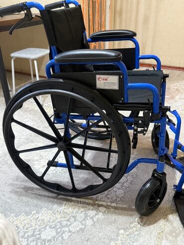 функциональная кровать для лежачих больных: Ручная инвалидная коляска с синей металлической рамой и черным — 2