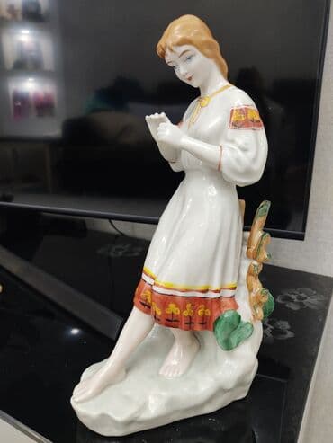 cs go: Статуэтка СССР . Девушка гадающая на ромашке высота 30 сантиметров в — 1