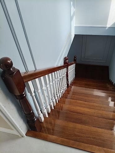 Үй жана бакча: Агач тепкичи Жеке менчик үй үчүн, Жыгачтын туру: Кара Жыгач, Тепкичтин формасы: Көп марштуу, Стиль: Классикалык — 4