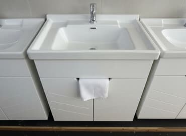 раковины с тумбочкой: Белая керамическая раковина прямоугольной формы с тумбой. Раковина — 1