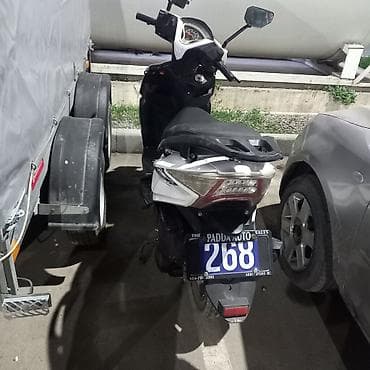 формула 1: Скутер/мопед GT-R, бело‑чёрный, спортивный дизайн кузова. Особенности — 2