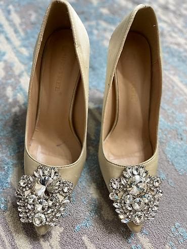 Женская обувь: Туфли цвета айвори, 38 размера, немного маломерят
990 сом — 3