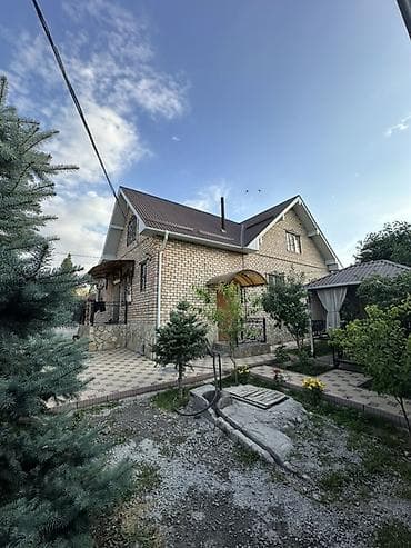 Дома: Продается кирпичный дом с благоустроенным двором. Основные — 6