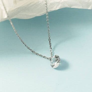 украшение шампанского для свадьбы: Кулон Ц с прозрачным кристаллом на цепочке – стильный аксессуар — 2