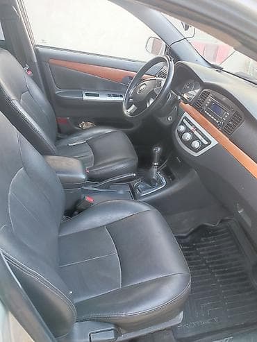 глушитель для нексия: Седан серебристого цвета с тонированными задними стеклами — 3