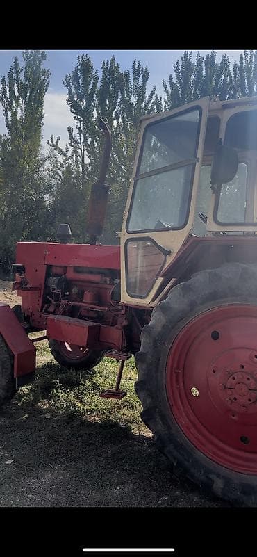 мтз передний мост: Трактор колесный, кабина закрытая, красно‑бежевого цвета. Основные — 3