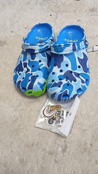 камуфляжные штаны: Crocs с камуфляжным принтом в синих оттенках. Особенности: - Легкий и — 1
