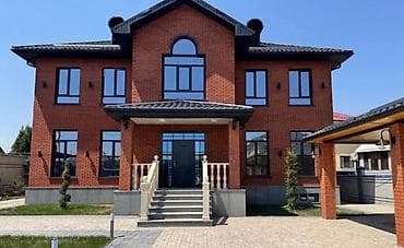 house: Кирпичный двухэтажный дом в классическом стиле с архитектурными — 1