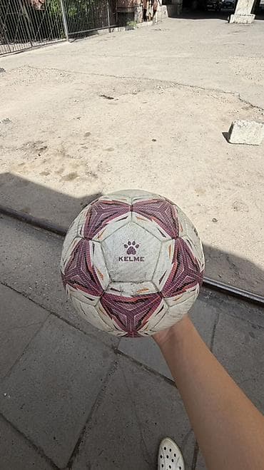 мяч фифа: Оригинальный Футбольный мяч Kelme, взятый из матча Кыргызской Жогорку — 2
