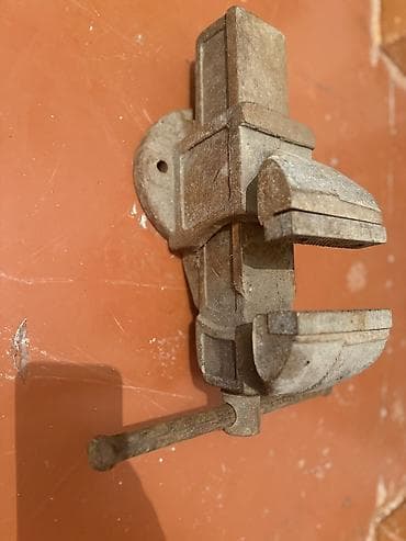 электроинструменты оптом: Тиски слесарные настольные, поворотные. - Материал: массивный — 1