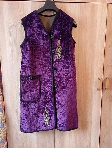 Жилет без рукавов из бархатистой ткани фиолетового цвета. Прямой at lalafo.kg Жилет без рукавов из бархатистой ткани фиолетового цвета. Прямой