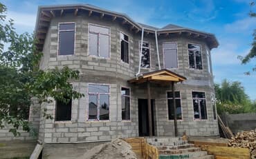 дом двух этажный: Незавершенный двухэтажный жилой дом, построенный из бетонных блоков — 1