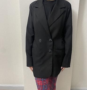 женский куртка: Черный женский пиджак с регулируемой шнуровкой по бокам. Размер S/M — 3