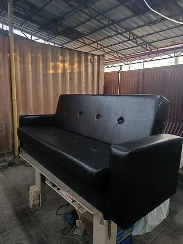 диваны продаю: Прямые диваны с высокой спинкой и широкими подлокотниками - — 10