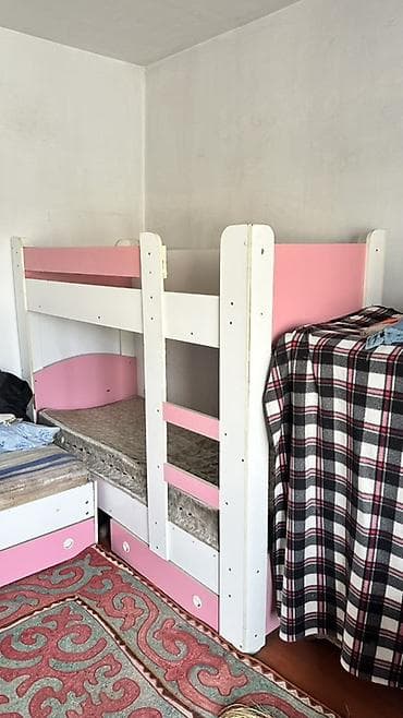 Двухъярусная кровать с лестницей. - Цвет: белый с розовыми вставками