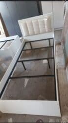 Мебельные гарнитуры: Односпальная кровать с мягким изголовьем и металлическим основанием — 4