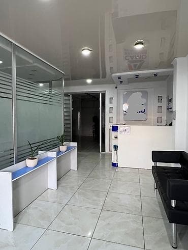 кабинеты: Аренда офисов, 145 м², В жилом комплексе, 1 линия, С оборудованием, С отдельной кухней — 1