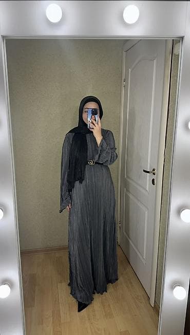 Платье в пол с плиссировкой, серо-графитового оттенка. - Свободный