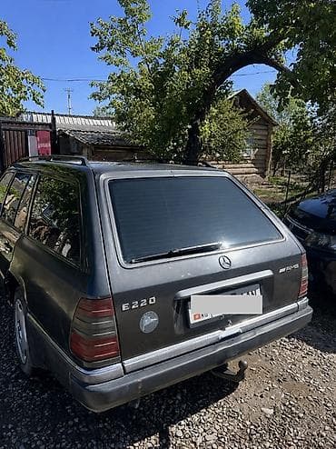 зад: Mercedes-Benz W124: 1992 г., 2 л, Механика, Бензин, Универсал — 9