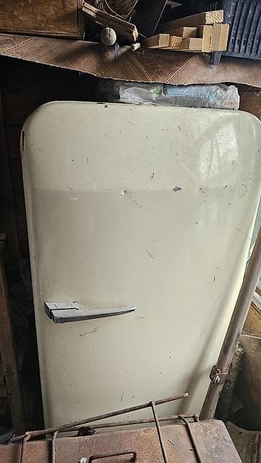 Техника жана электроника: Холодильник ЗИЛ Москва. Может кому нужен для декорации. Винтажный — 1