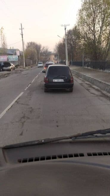 Автомобиль хэтчбек, черный цвет, компактный городской класс. 5‑дверная