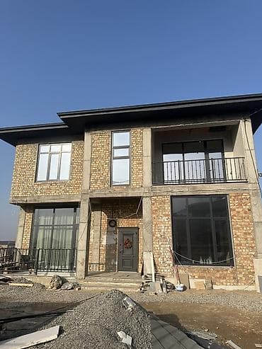 Современный двухэтажный дом с панорамным остеклением и