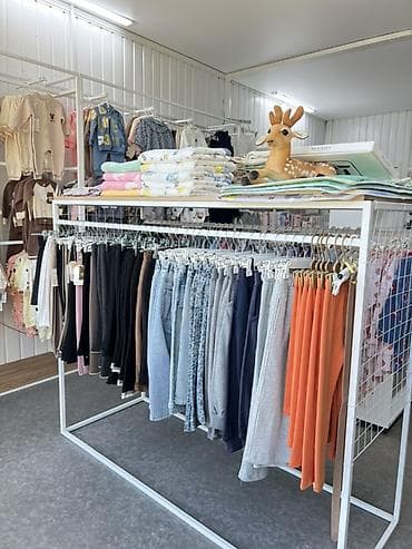 детский полка: Продается торговое оборудование для детского магазина. -Стеллажи — 3