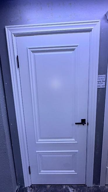 Классическая межкомнатная дверь с филёнками и фигурным обрамлением at lalafo.kg Классическая межкомнатная дверь с филёнками и фигурным обрамлением