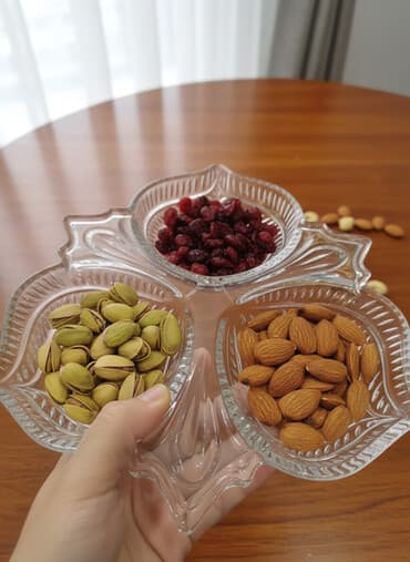 Стеклянная, добротная менажница, 2 шт по 150 сом, район Восток 5