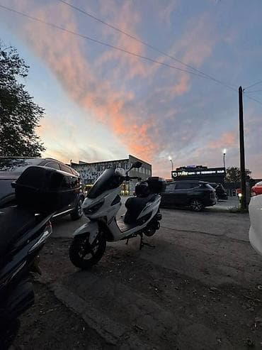 Скутер/максискутер 150–250 см³ класса City Touring. - Кузов: белый с