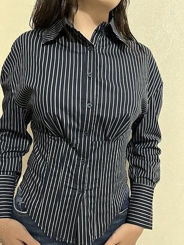 Жеке буюмдар: Женская приталенная рубашка в вертикальную полоску. - Цвет — 1