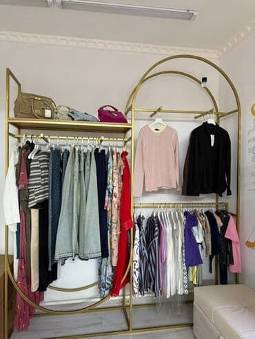 оборудование в бутик: Элегантная вешалка для одежды в золотистом цвете, идеально подходит — 4