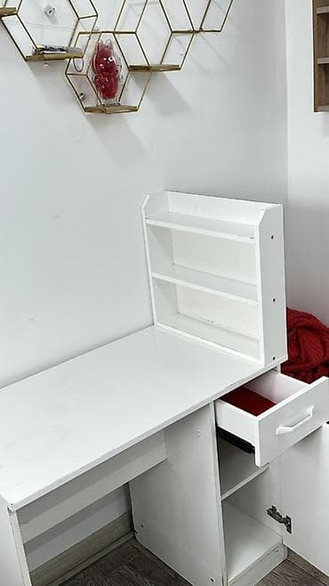 стол для обеда: Маникюрный стол - Цвет: белый. - Материал: ЛДСП. - Рабочая — 2